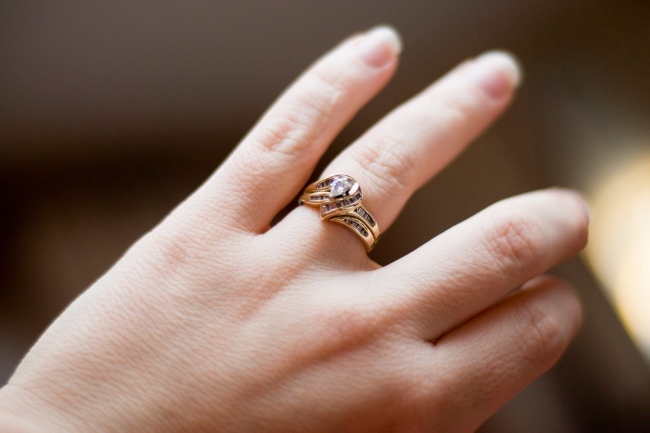 Right ways to wear wedding ring